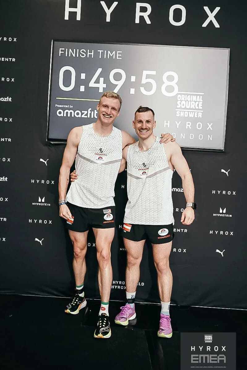 René und Lasse vor der Anzeigetafel: Finish Time 0:49:58, HYROX London